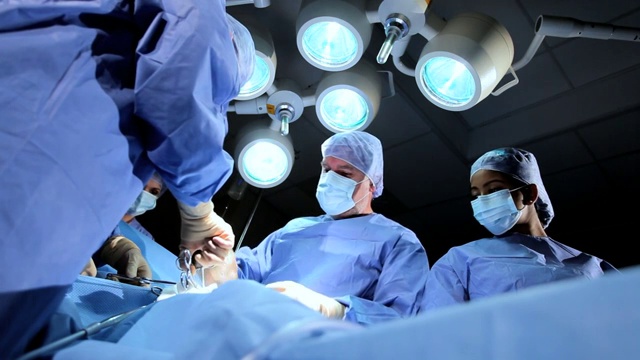 外科团队工作医院手术室视频下载