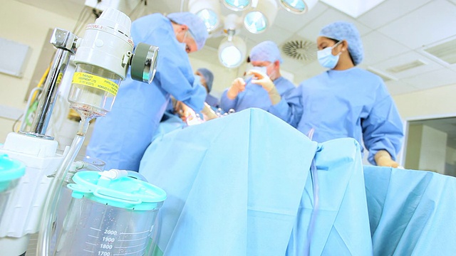 手术室里的手术小组视频素材