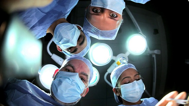 患者POV多民族手术团队在手术室视频素材