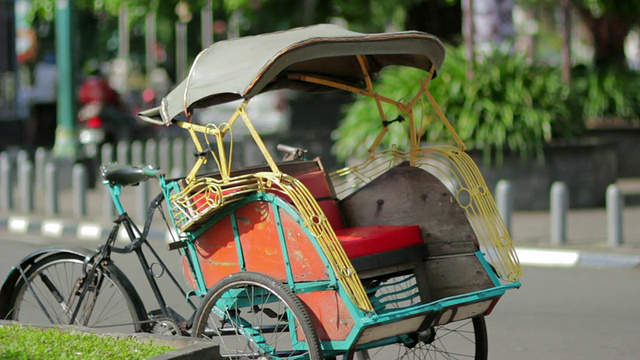 运输与cyclo在印度尼西亚视频素材