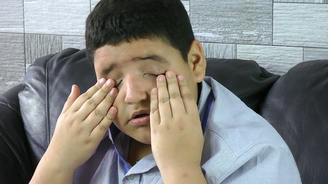 过敏的男孩抓挠眼睛视频下载
