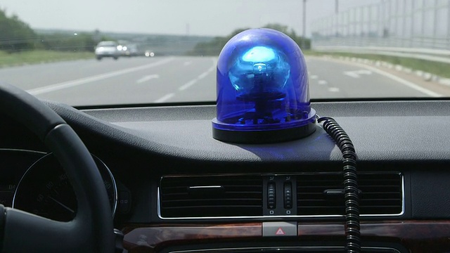 在高速公路上驾驶带蓝色闪光灯的汽车视频下载