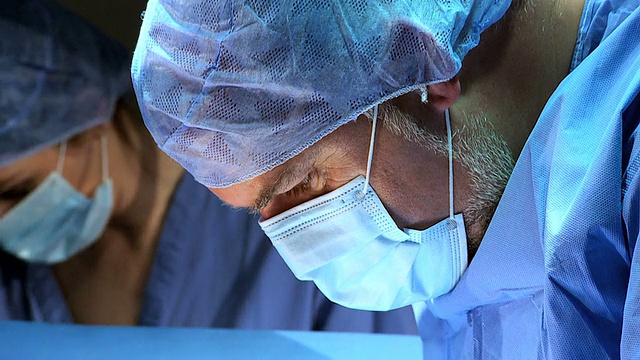 关闭男性外科医生手术室视频素材