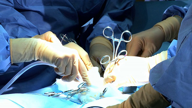 只有手的外科团队手术室视频素材