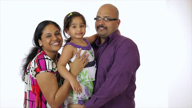 年轻的印度家庭对着镜头微笑视频下载