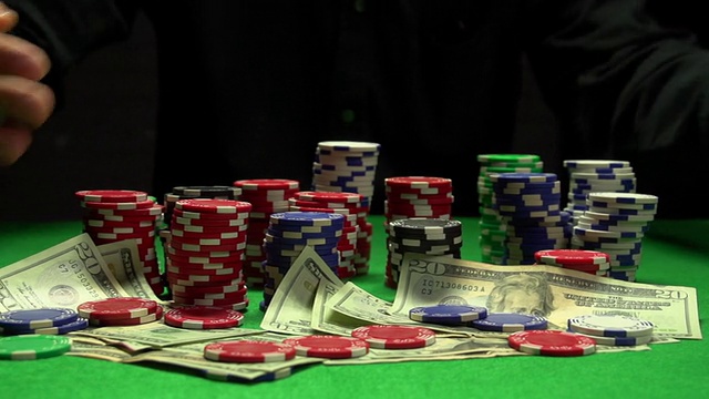 扑克玩家会赢钱视频素材