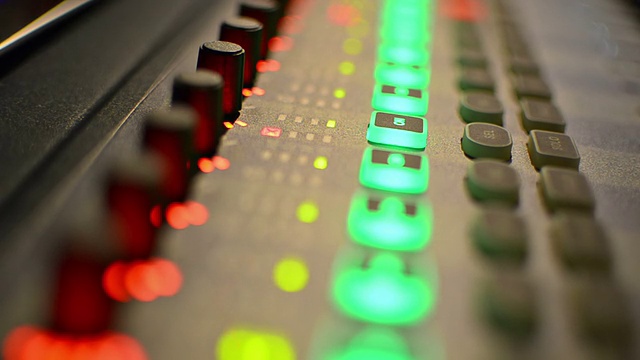 音乐混音台桌子在录音工作室LOOP视频素材