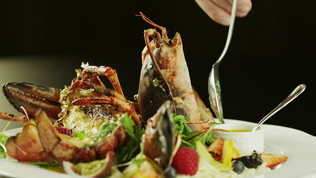 厨师服务龙虾菜在豪华餐厅，特写。视频素材