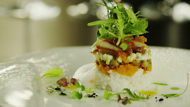 主厨在豪华餐厅提供美味的海鲜沙拉。视频素材