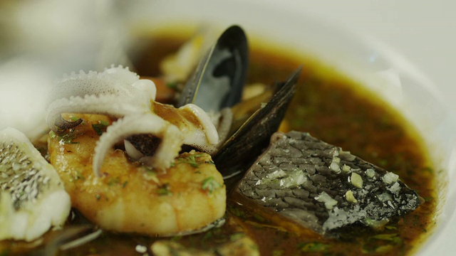在豪华餐厅吃美味海鲜汤。特写镜头。视频素材