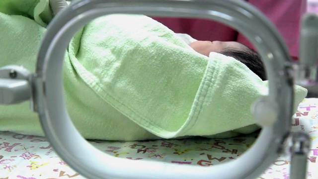 在保育箱中啼哭的新生儿在托儿所得到照顾视频下载