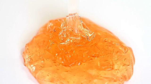 白色背景上的橙色液体凝胶视频下载