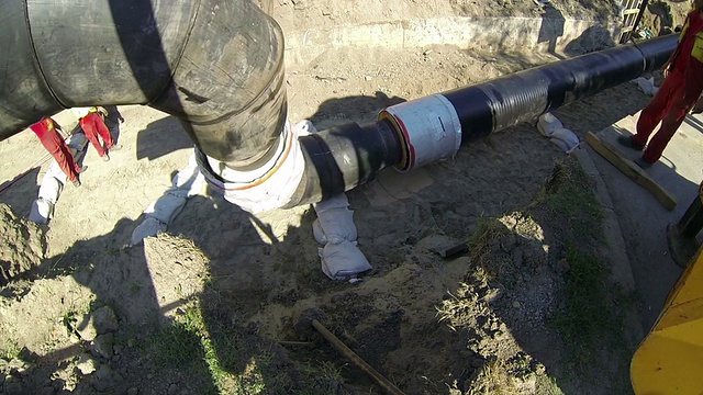 挖掘机铺设巨型管道视频下载