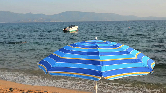 海滩上的遮阳伞视频素材