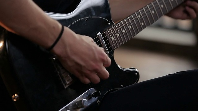 吉他手在录音室演奏视频素材