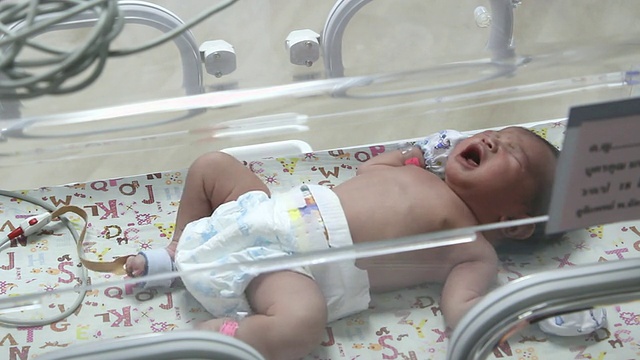 婴儿保育箱中啼哭的新生儿视频素材