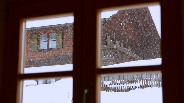 降雪背后的窗口视频素材