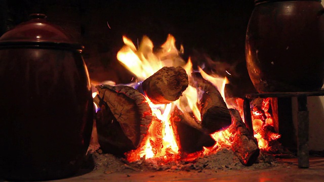 火上的烟囱锅- Pucheros al fuego视频素材