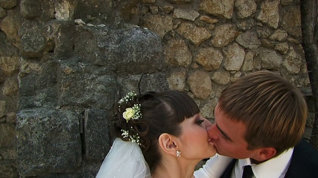 新婚夫妇亲吻视频素材