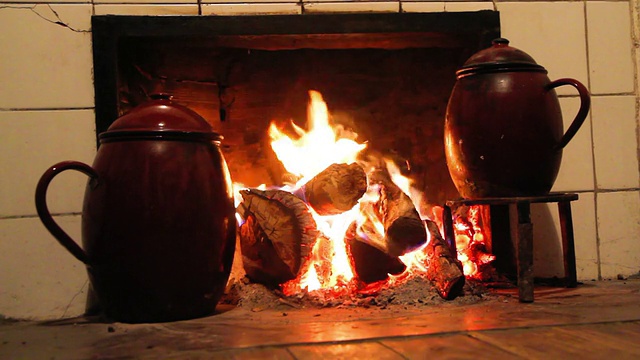 火上的烟囱锅- Pucheros al fuego视频素材