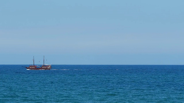 蓝海中的海盗船视频素材