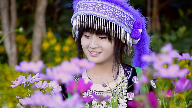 可爱的亚洲女孩在美丽的山丘部落泰国服装视频素材