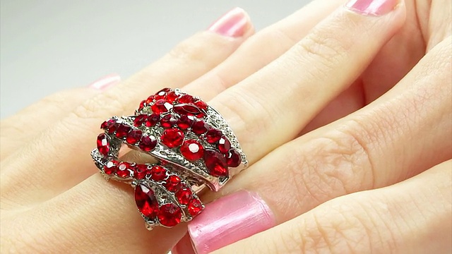戴在手指上的红宝石珠宝戒指视频下载