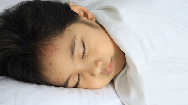 失眠的亚洲孩子视频素材