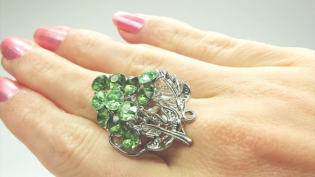 戴在手指上的绿宝石戒指视频素材
