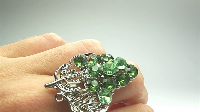 戴在手指上的绿宝石戒指视频素材
