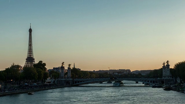 埃菲尔铁塔日落时光在巴黎塞纳河边视频素材