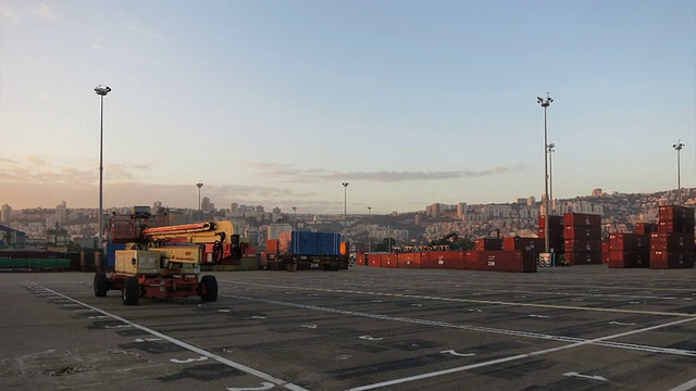 海法繁忙的港口码头全景日出时间流逝视频素材