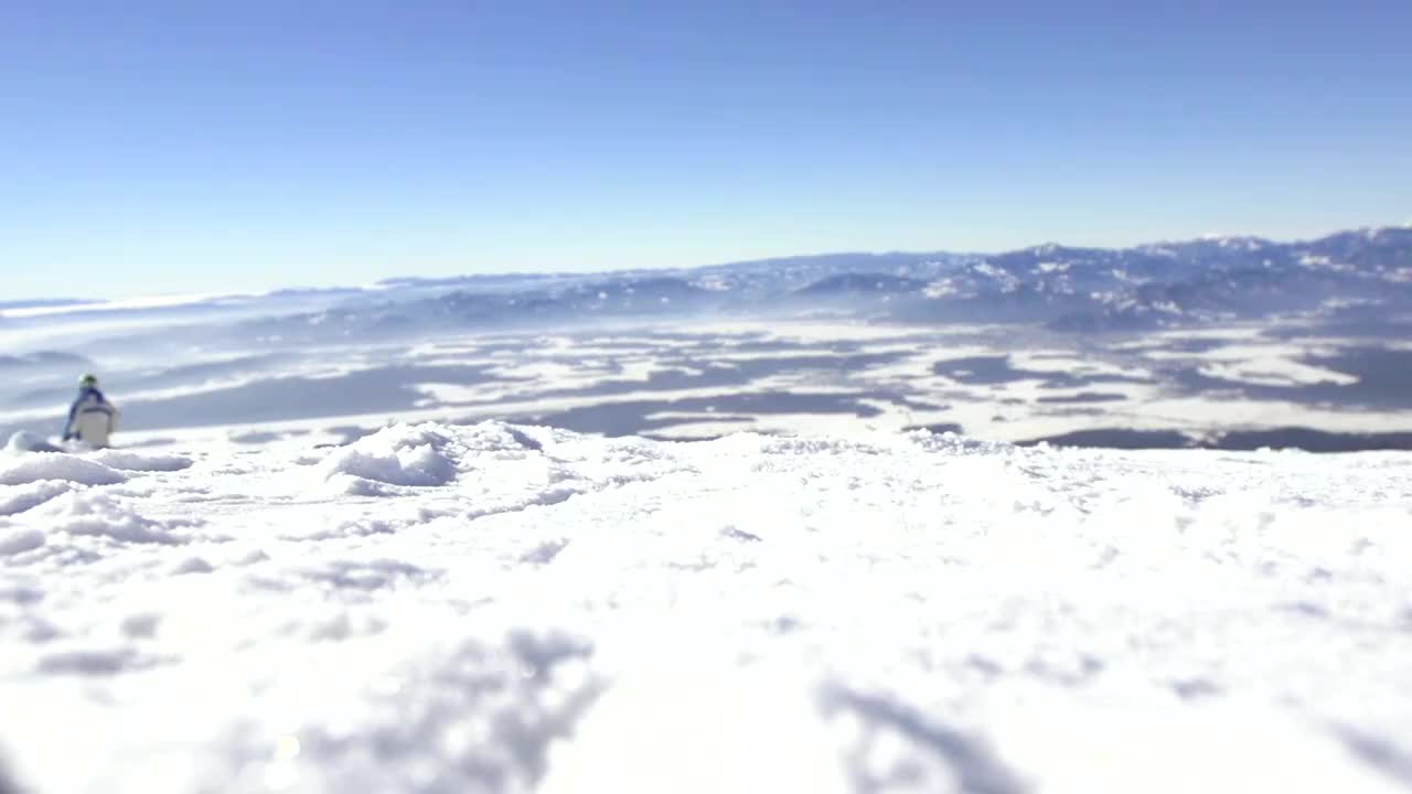 慢动作特写的滑雪板雕刻下的斜坡视频素材