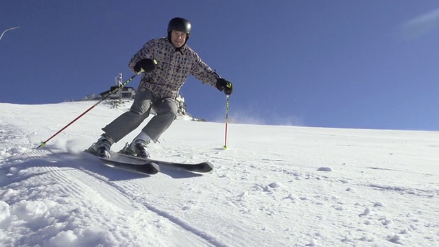 慢动作:滑雪者在斜坡上滑雪的正面视图视频素材