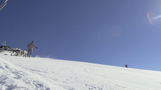 慢动作:专业滑雪者在阳光明媚的冬日滑雪视频素材