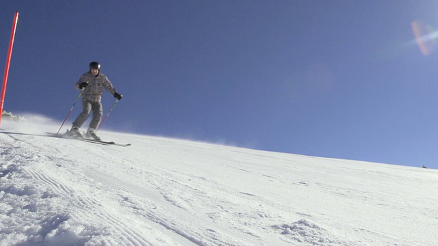 专业滑雪者滑下滑雪坡的慢动作视频素材