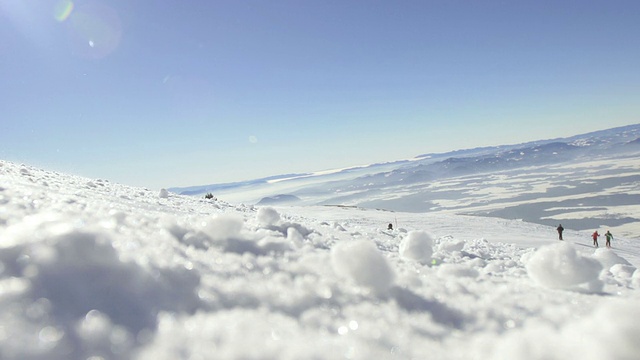 慢动作:滑雪者在斜坡上滑雪的后视图视频素材