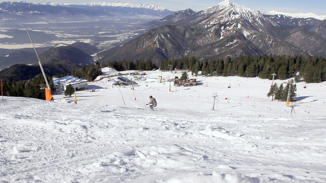 慢动作:滑雪者在山景斜坡上滑雪视频素材