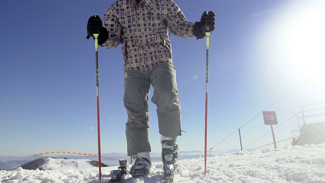 专业滑雪者穿雪靴的慢动作视频素材