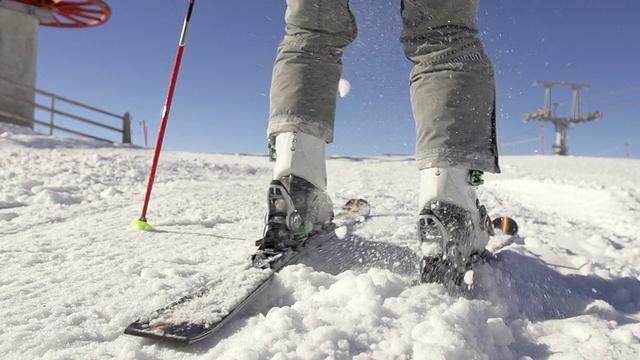 野外滑雪者穿雪靴的慢动作视频素材