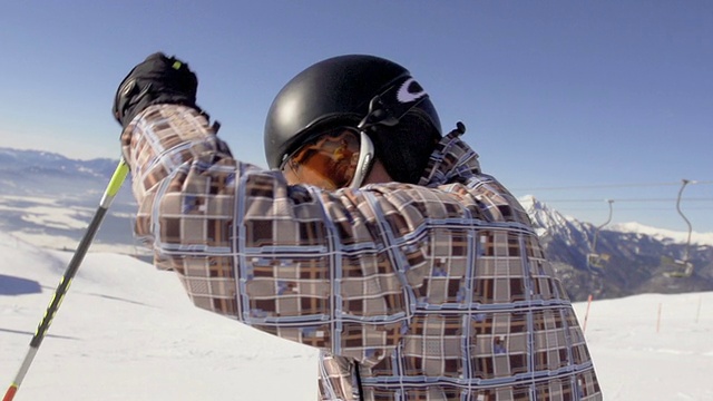 慢动作:滑雪者开始在雪坡上滑雪视频素材