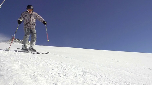 慢动作:专业滑雪者在斜坡上雕刻视频素材