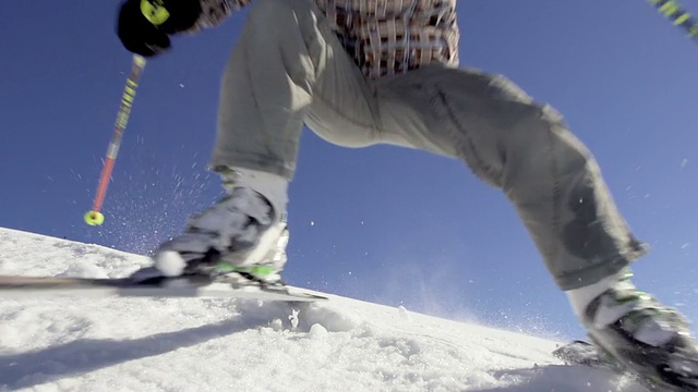 滑雪者在摄像机上滑雪的慢动作视频素材