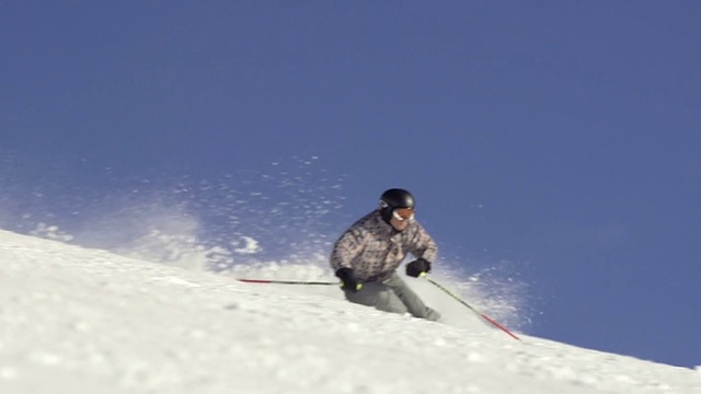 滑雪者沿着滑雪坡滑行的慢动作视频素材