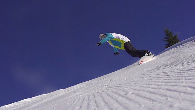 慢动作:滑雪者向摄像机喷洒雪视频素材