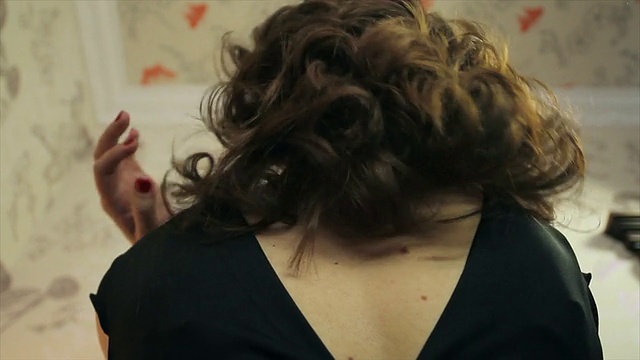 女人的头发靠近镜子视频素材