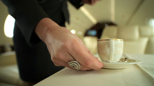 空姐带来咖啡，乘私人飞机视频下载
