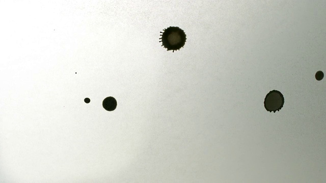 黑墨水滴在白纸上，慢镜头视频素材