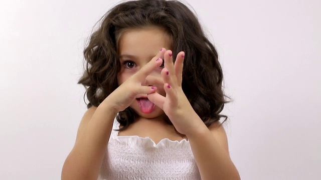 可爱的小女孩做快乐的表情视频下载
