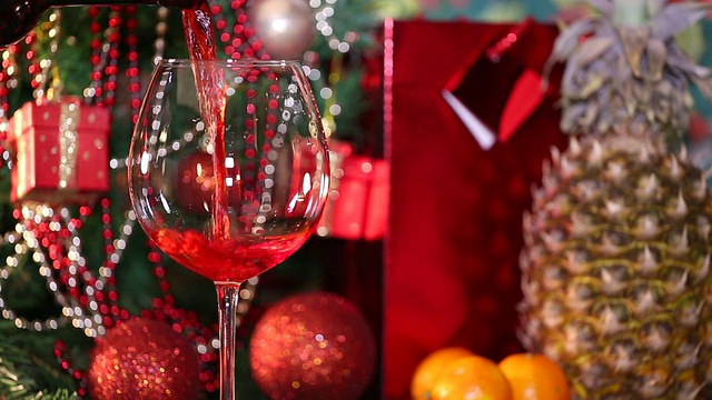 倒红酒和圣诞树视频下载